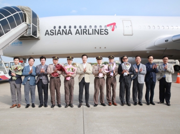 사진=한창수 사장(왼쪽 여섯번째),임직원들(제공/아시아나 항공)