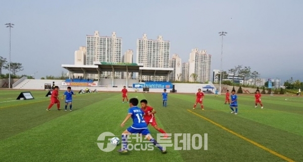 ‘제1회 한·중 국제 유소년 축구대회’에 참가한 한·중 유소년 축구선수들이 열전을 벌이고 있다. 이번 대회에는 400여 명의 유소년 선수들이 참가해 오는 21일까지 경치를 펼친다