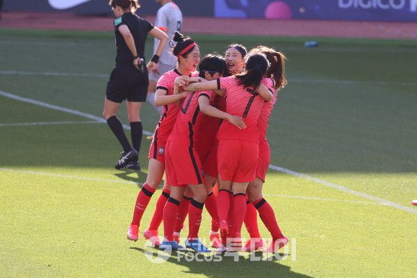 득점에 성공 한 뒤 환호하고 있는 대한민국 여자축구대표팀 선수들(포커스투데이/백정훈 기자)