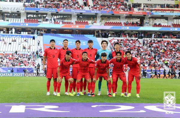 요르단전에 선발 출전한 축구 국가대표팀 11명이 기념 촬영을 하고았는 모습.  사진=대한축구협회